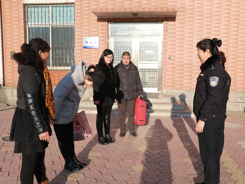 （用）為表示感謝，戒毒學(xué)員向護(hù)送自己回家的干警鞠躬表示感謝