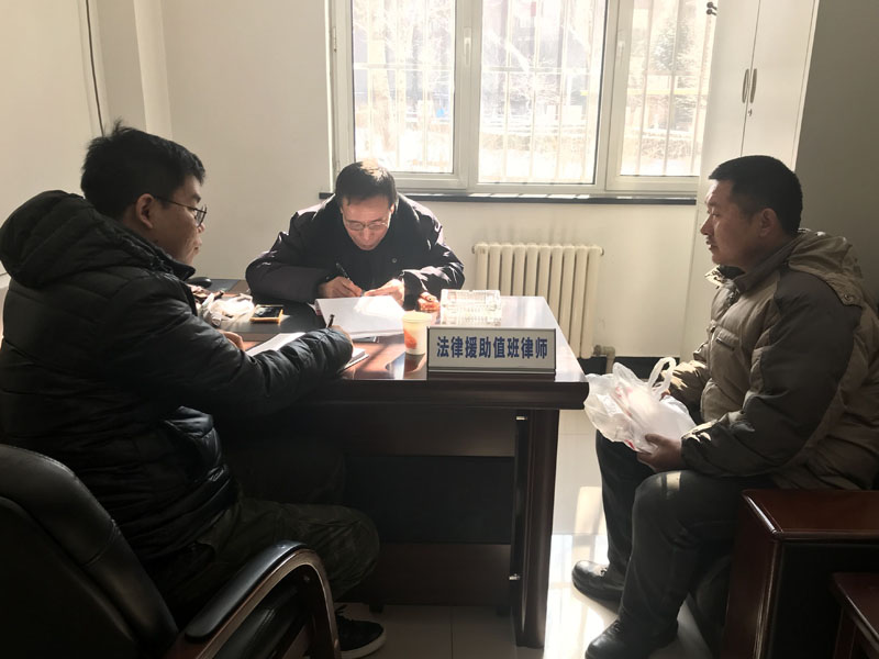 圖一：記者和郝希賢律師（中）幫助相運(yùn)勝解答法律咨詢(xún)