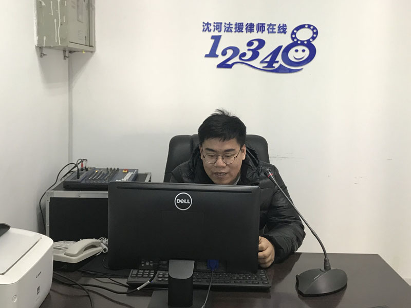 圖二：記者參與“12348視頻”連線(xiàn)工作