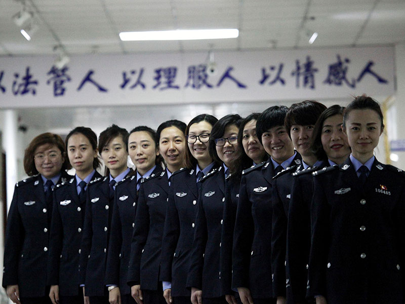 “以法管人、以理服人、以情感人”是這些有著大愛之心的女管教們的工作準則1