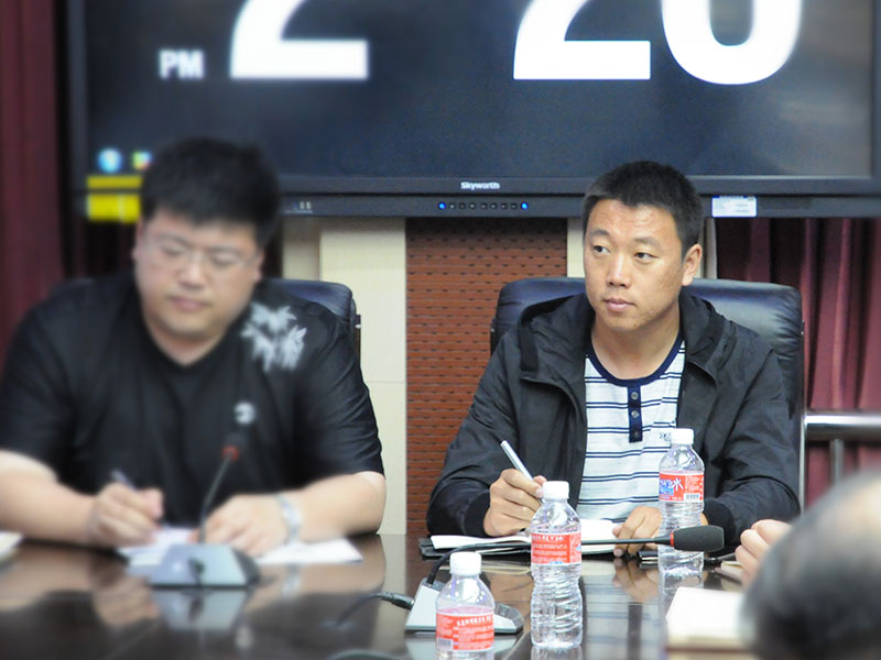 劉宏在案情分析會(huì)上聆聽(tīng)民警分析案情