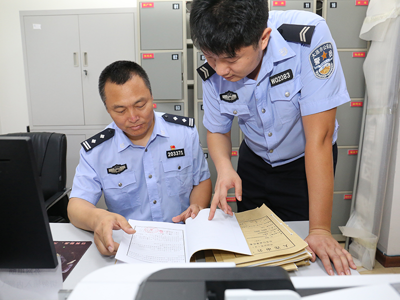 7月10日，王廣祥在派出所與同事討論案情
