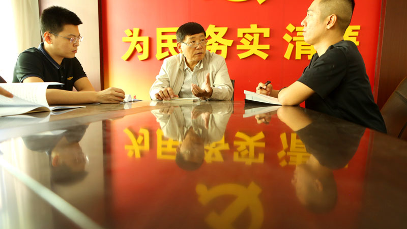 省法律服務(wù)行業(yè)黨建工作指導(dǎo)服務(wù)中心工作人員討論工作