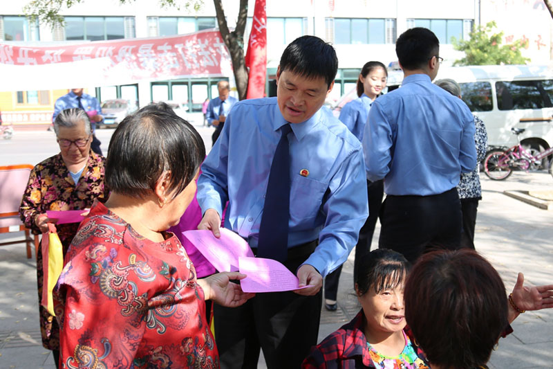 黑山縣人民檢察院檢察官走上街頭向群眾開展掃黑除惡宣傳活動。