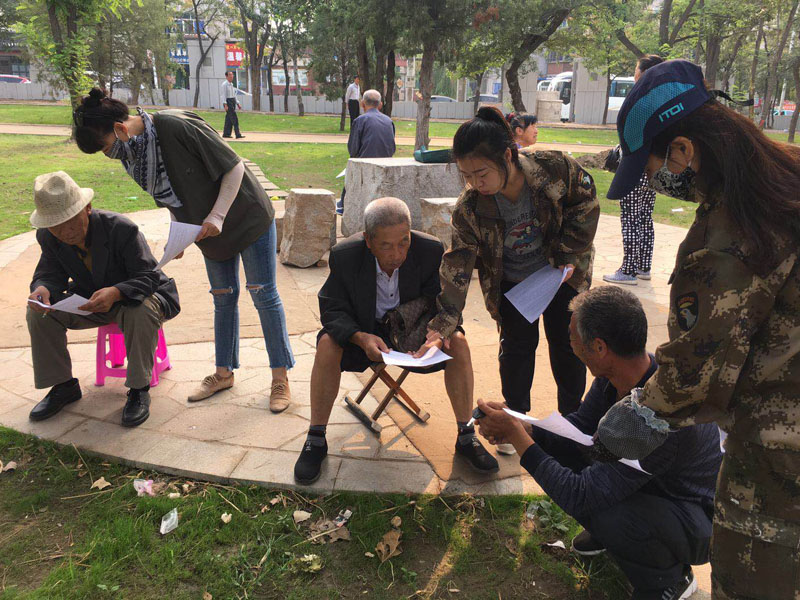 錦州市凌河區(qū)康寧街道康寧社區(qū)工作人員發(fā)放掃黑除惡明白卡4