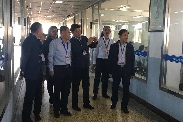 省司法廳黨組成員、副廳長椰永濤（右三）率隊督察錦州考區(qū)考試工作