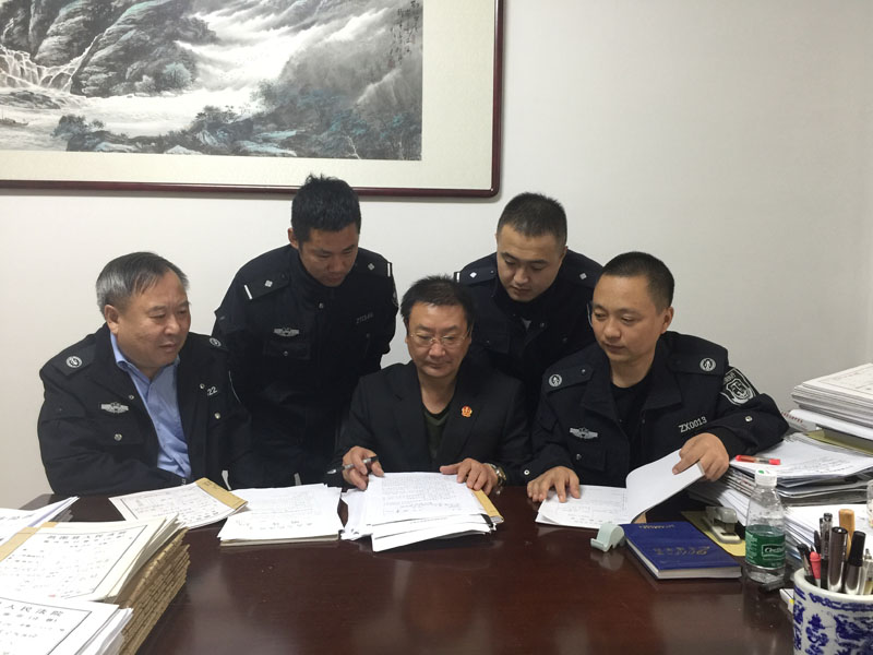 張福江（中）和同事們一起研究案情