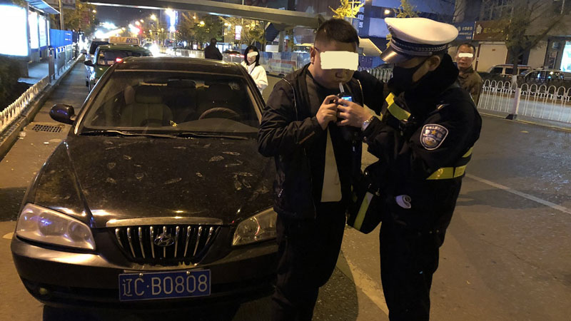 李某被攔停后接受酒精測試(車牌為偽造)
