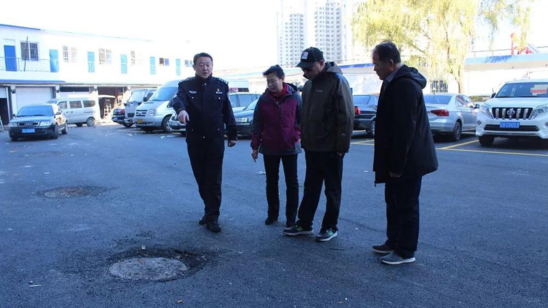 陳可夫(左一)和居民們站在新修的柏油路上