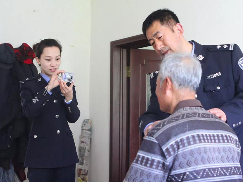 民警上門為居民照身份證照片