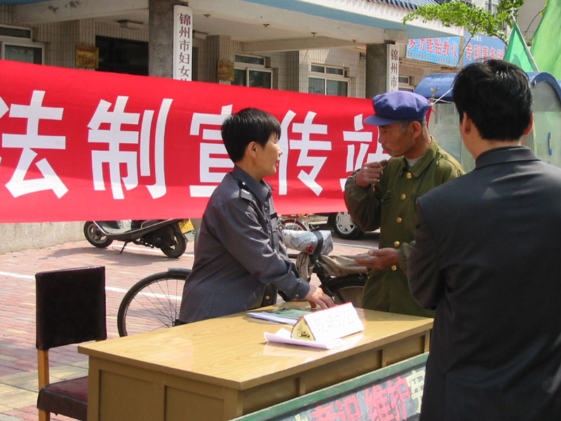 【今昔對(duì)比1】過(guò)去設(shè)立咨詢(xún)臺(tái)解答群眾法律咨詢(xún)