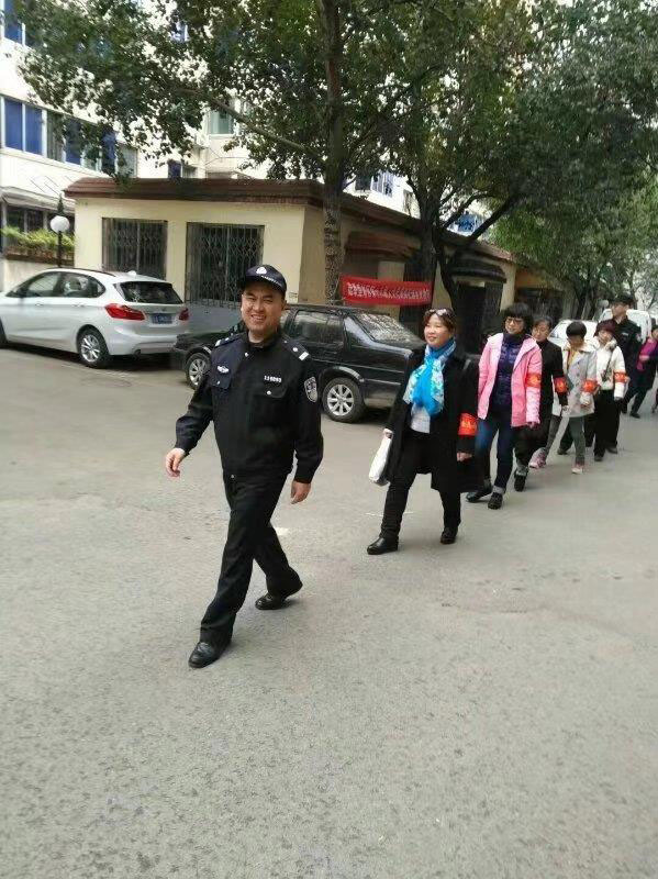 王愛波帶領義務巡邏隊在巡邏