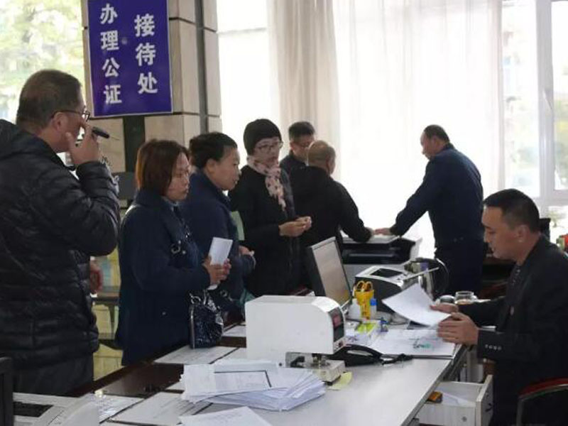 配文3：辦理公證業(yè)務(wù)有專人接待引導(dǎo)