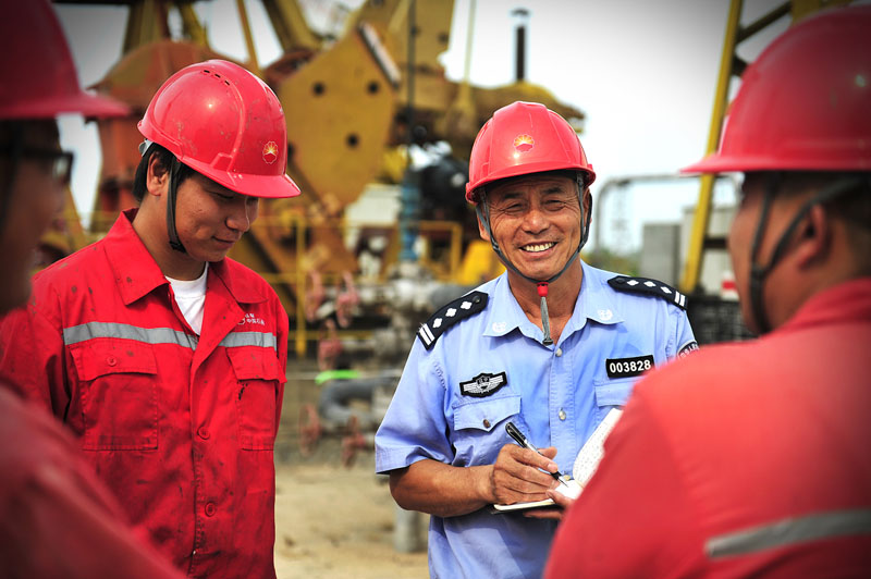 6、遼河公安局將服務(wù)油田作為永不懈怠的政治責(zé)任，推出系列服企便民舉措。遼河油田被譽(yù)為全國(guó)治安秩序最好的油氣田。