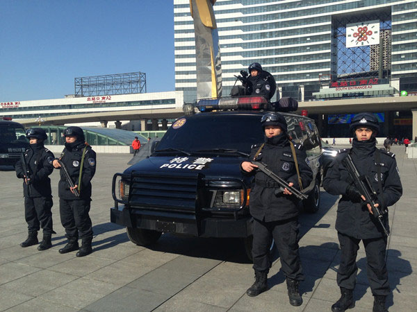現(xiàn)在沈陽北站警務(wù)巡邏，裝備的更新給百姓帶來更大的安全感