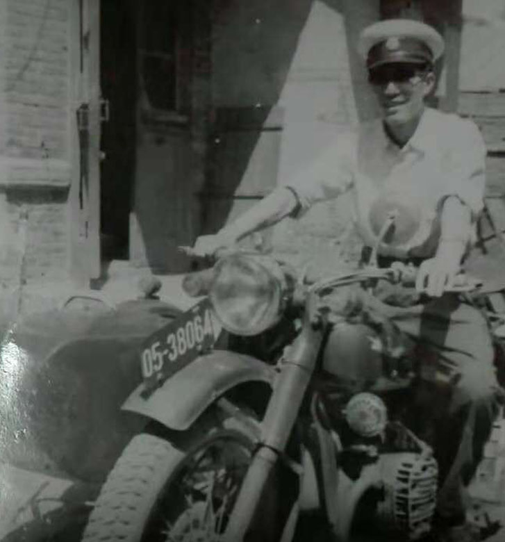 警服對(duì)比2        徐懷柱