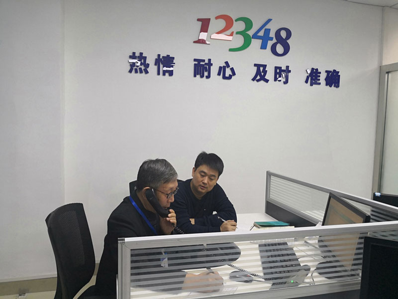 記者體驗(yàn)接聽熱線電話前接受培訓(xùn)