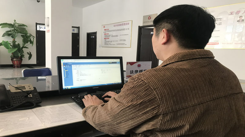 本溪市法律援助中心12348辦公室工作人員姜琦正在通過(guò)后臺(tái)系統(tǒng)回復(fù)百姓通過(guò)12348遼寧法網(wǎng)咨詢的法律問(wèn)題