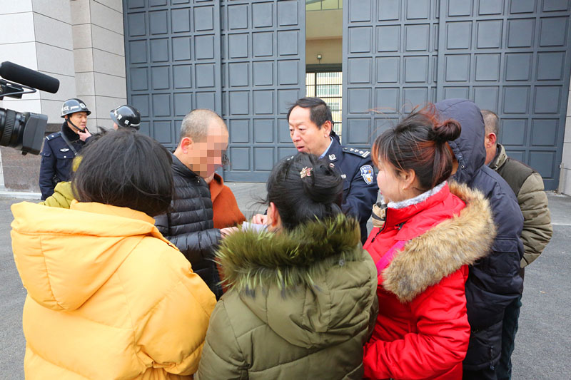 監(jiān)獄干警囑咐離監(jiān)探親服刑人員和家人有關事項