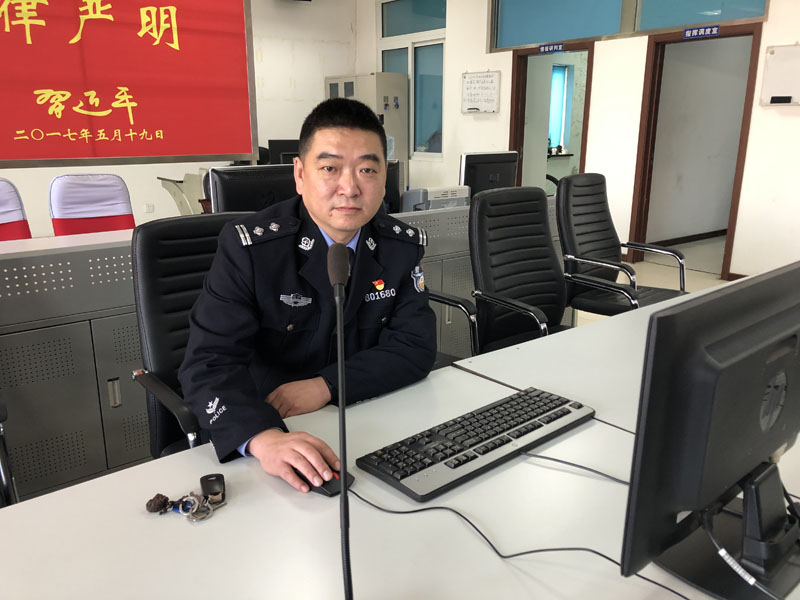 在指揮中心工作中的崔巖 (2)