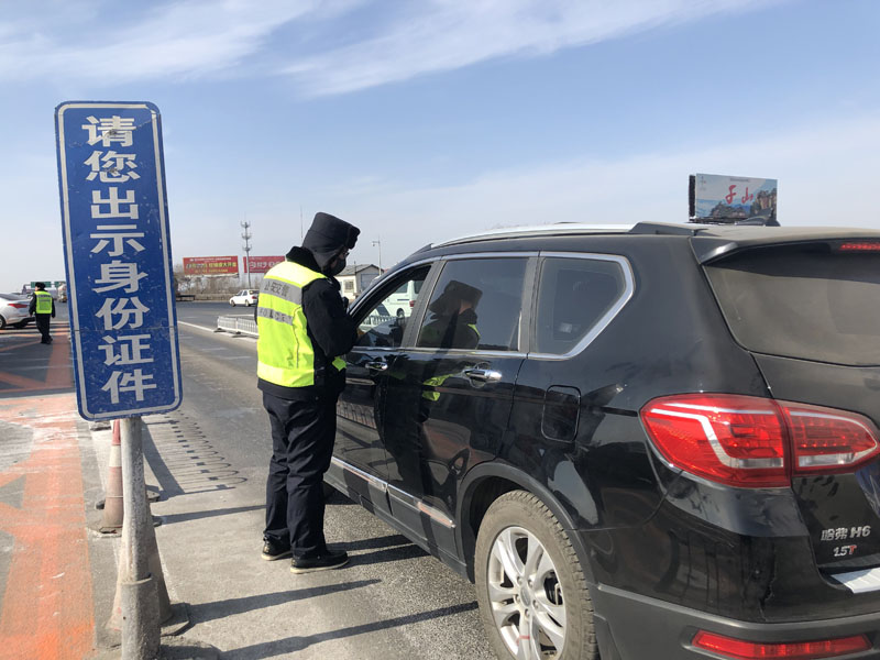 執(zhí)勤民警開展工作1