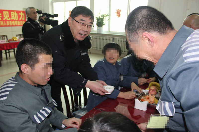 監(jiān)獄領(lǐng)導(dǎo)與服刑人員一起吃元宵