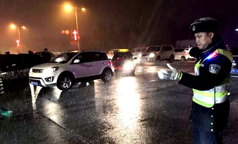 撫順交警護(hù)航燈光秀。