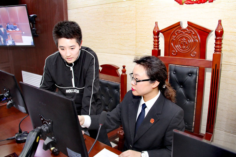 馮菲法官向記者介紹庭審語音轉換系統(tǒng)