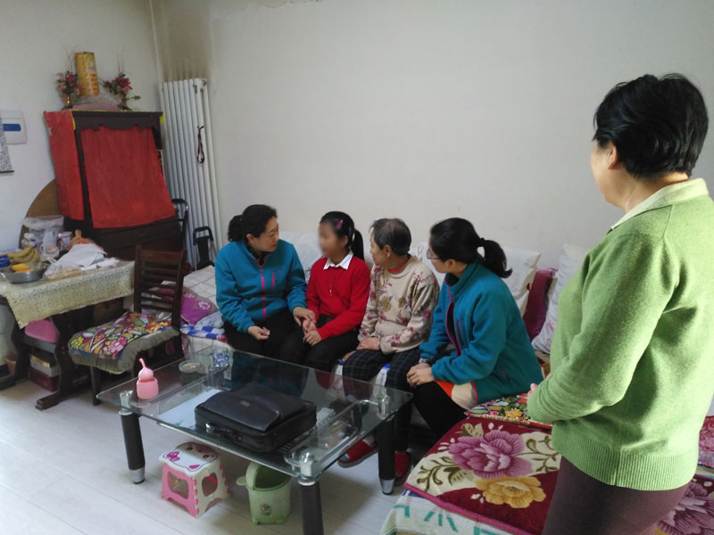 樊麗萍（左一）經(jīng)常到陽(yáng)陽(yáng)家探望她和奶奶