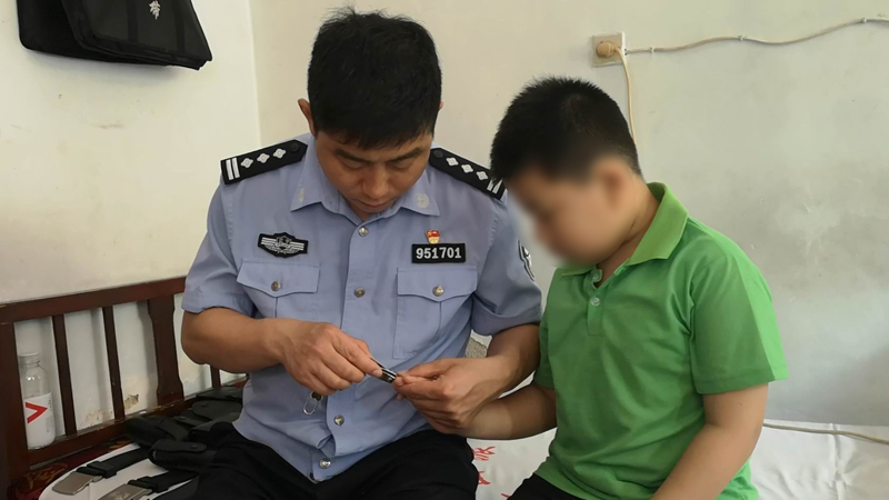 指甲長(zhǎng)了，甲溝里全是污泥，所長(zhǎng)叔叔給修剪紙甲