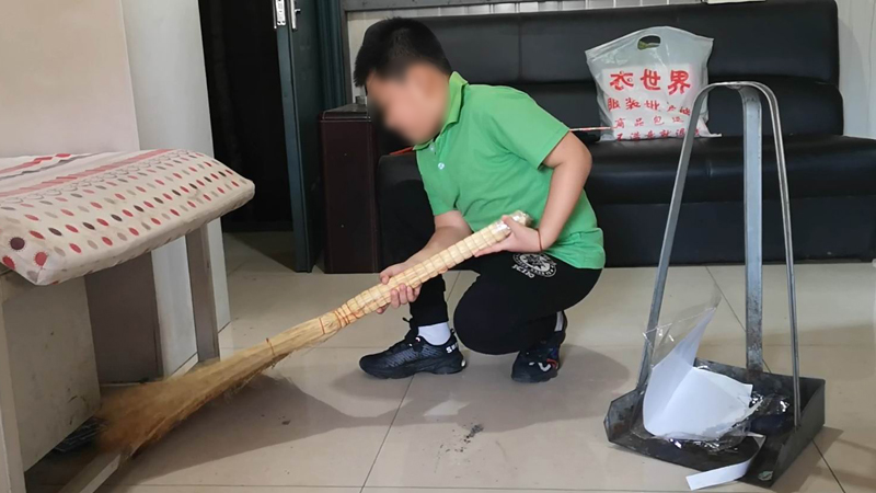 小男孩很懂事，經(jīng)常幫助派出所打掃打掃衛(wèi)生