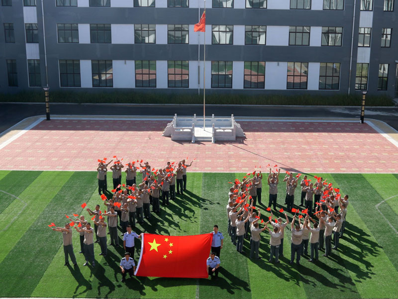 凌源第三監(jiān)獄組織開展《我和我的祖國》創(chuàng)意快閃拍攝活動(dòng)