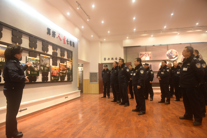 領(lǐng)導(dǎo)干部們認(rèn)真聽(tīng)講解 頭題配片_編輯