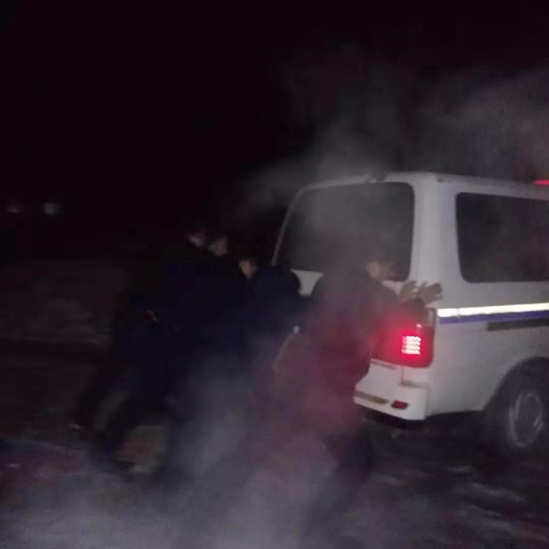 路滑，干警下車推車
