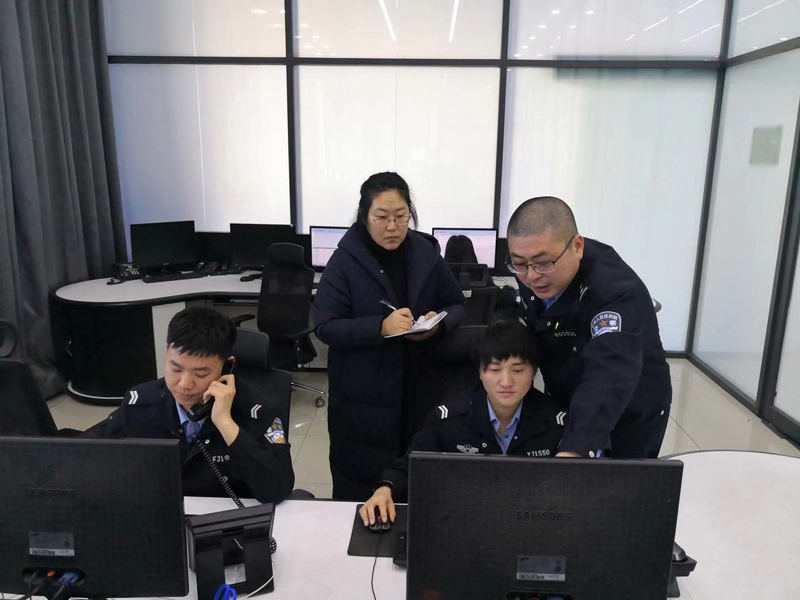 記者(左二)在指揮中心調(diào)度科采訪