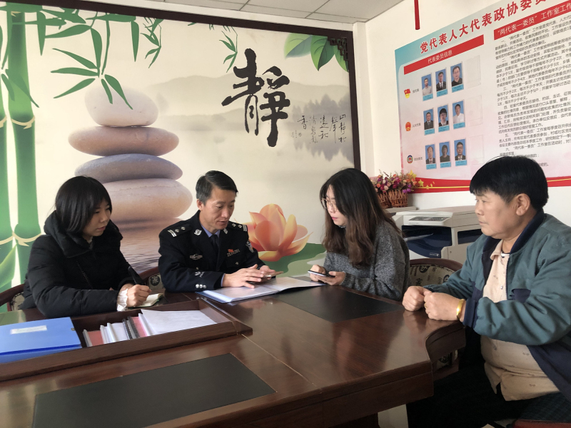 記者(左一)陪同王暉所長(左二)為百姓解答法律問題_編輯