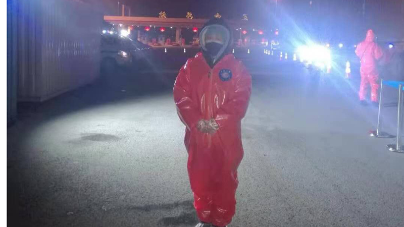 在疫情監(jiān)測點堅守的張巖