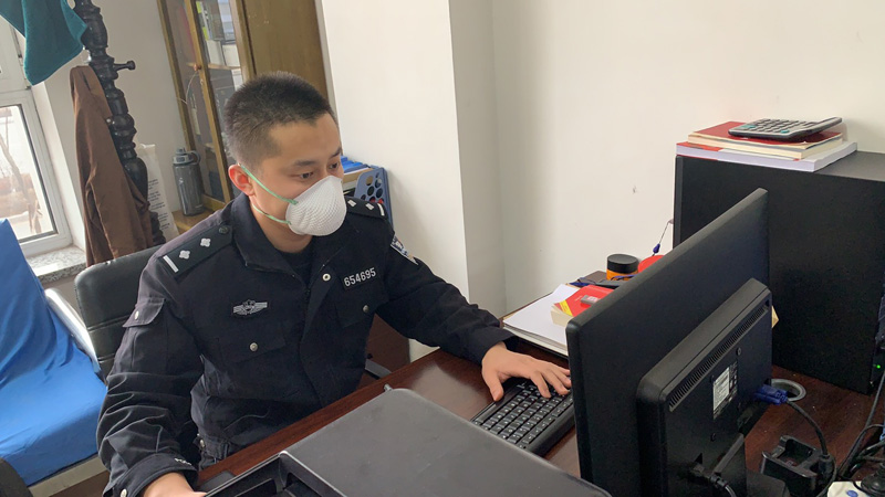 楊航堅(jiān)守在崗位