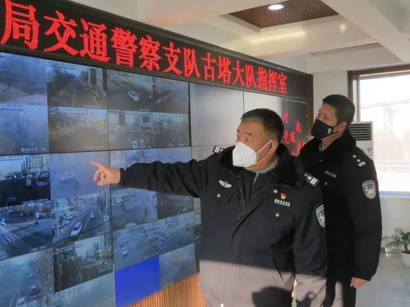 劉暉（左）在指揮中心調(diào)度交通情況，