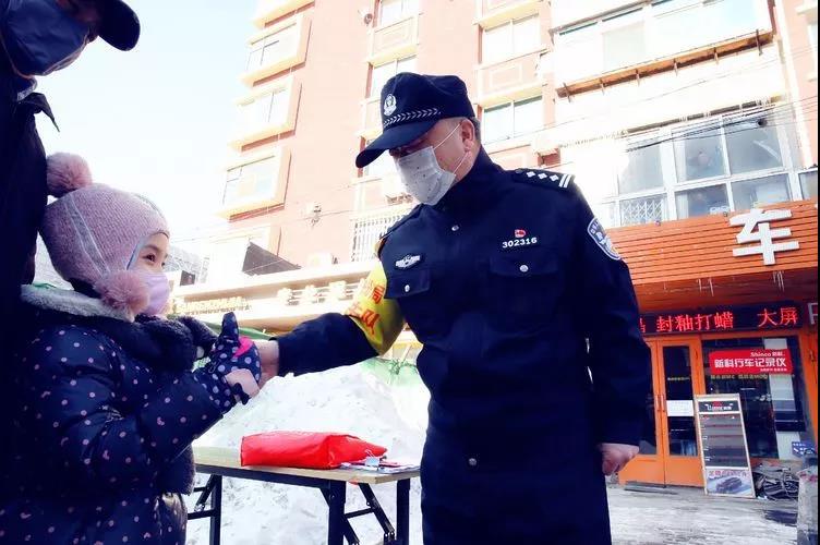 李少權在進行社區(qū)封閉管理工作