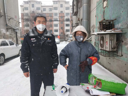 雷鋒派出所民警與社區(qū)工作人員在風(fēng)雪中堅守卡點