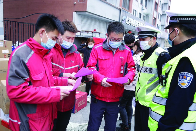 a向快遞小哥宣傳安全