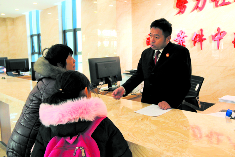 何經(jīng)濤在訴訟服務大廳接待當事人