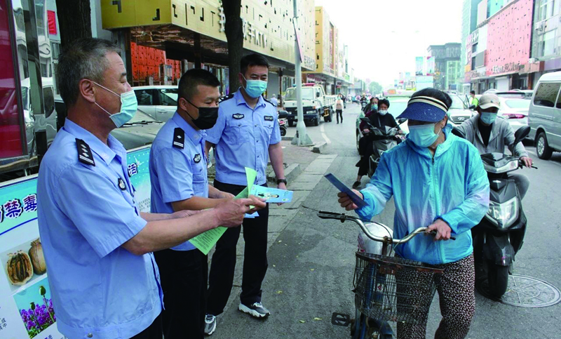 強戒所干警到社區(qū)開展禁毒宣傳