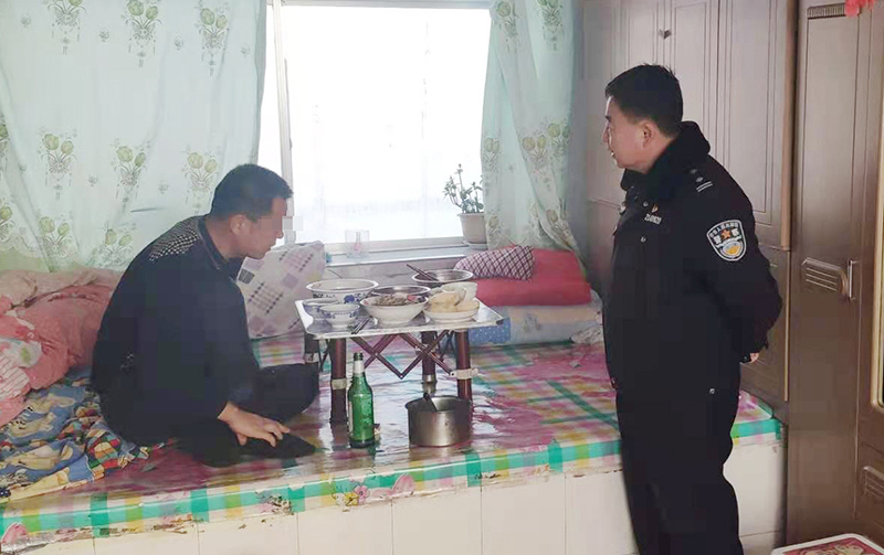 配文2：李鐵忠正在村民家進行調(diào)解