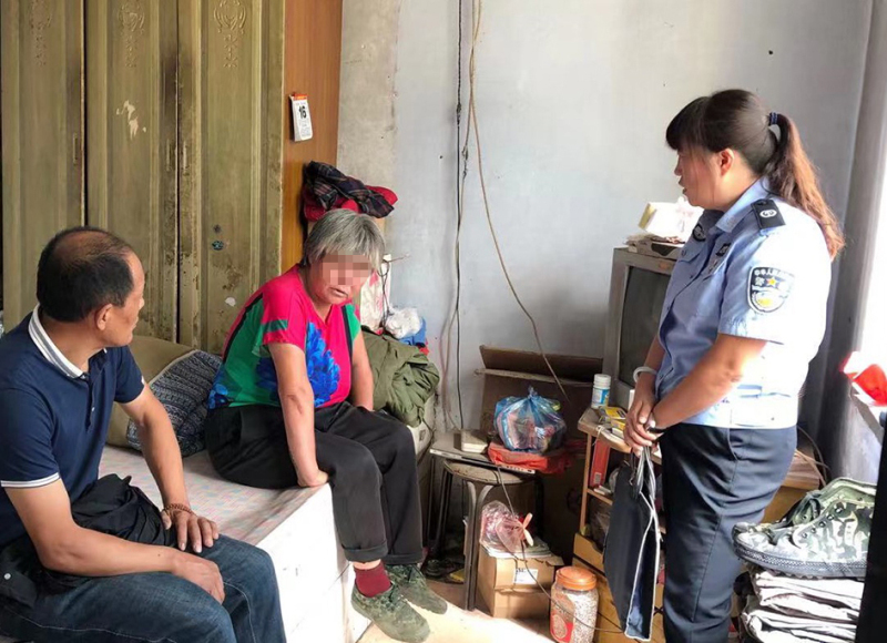 配文2：龍曉霞（右）在調解糾紛