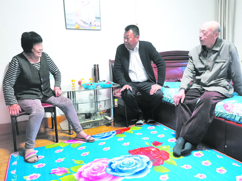 配文1：劉永軍在做調(diào)解工作