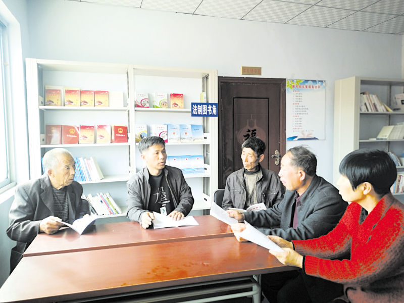 配文1：村民在一起學(xué)習(xí)法律知識(shí)