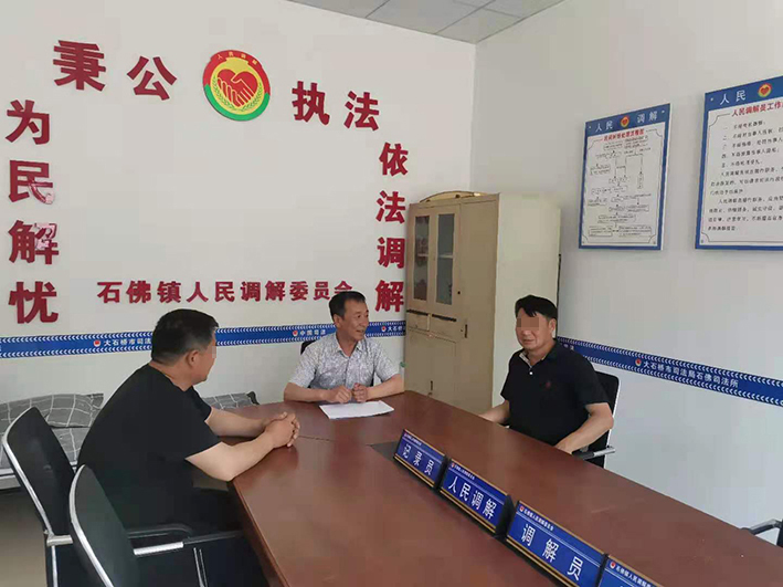 配文1：張洪鵬（中）在調解糾紛