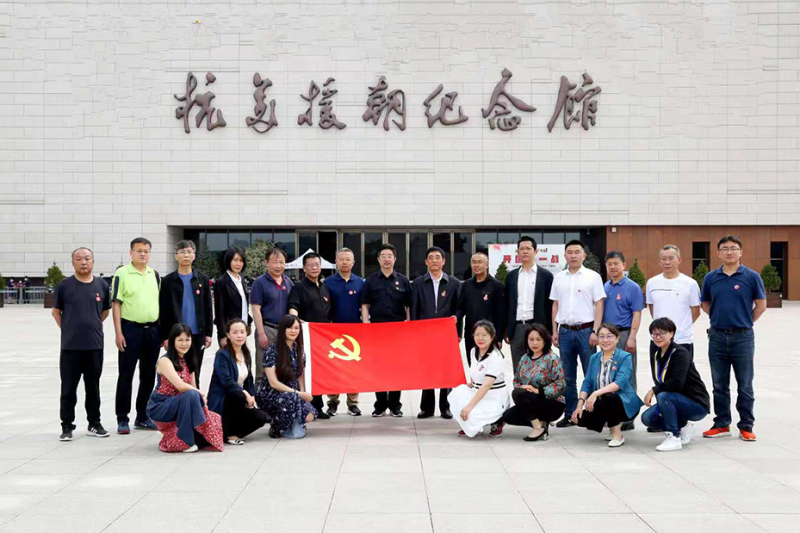 配文3：在抗美援朝紀(jì)念館合影